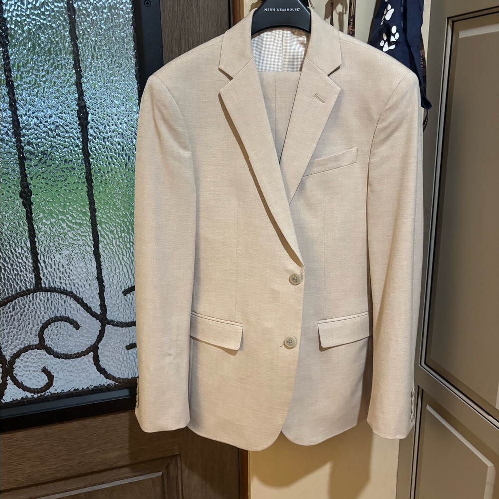 Egara Light Cream Mens Suit ONLY WORN ONCE! Size 36 Short Coat 30/30 pants.
